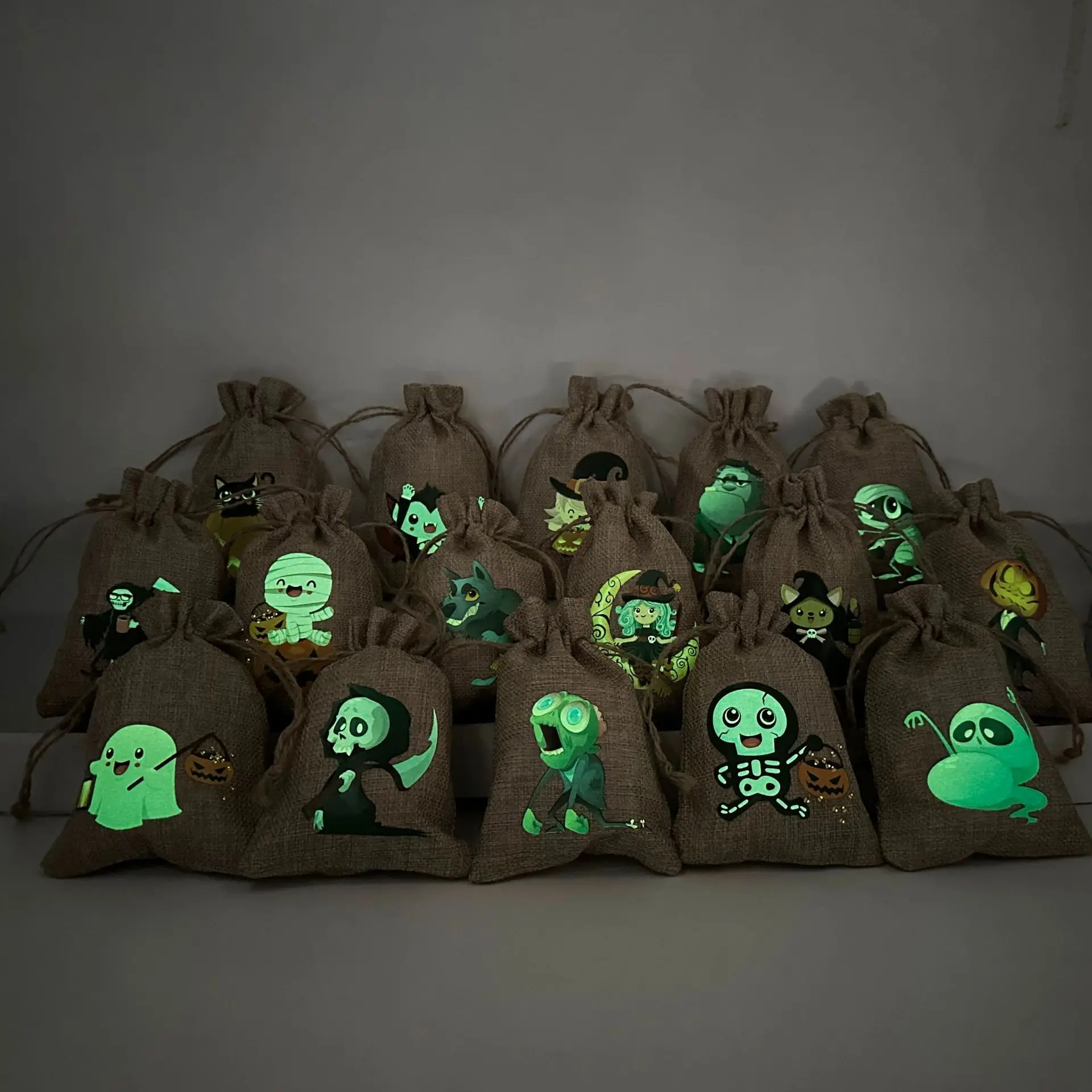 

20pcs/Lot Drawstring Linen Bags Children's Pouches Candy Cookie Chocolate Packaging Night Reflective Luminous Halloween Bags