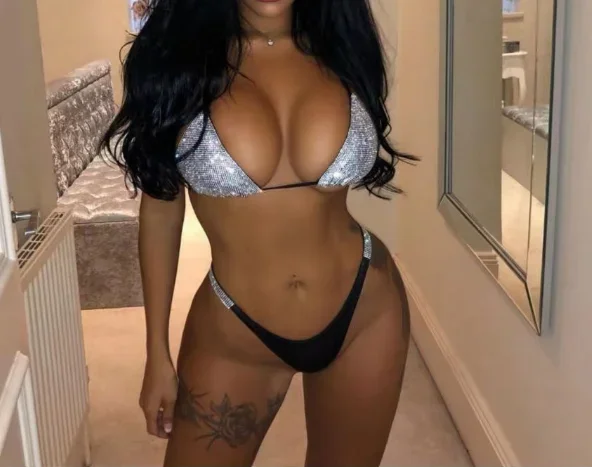 

Sexy Low-Waist Split Bikini: European & American Style Diamond-Adorned Swimsuit for Women (Hot Spring Three-Piece)