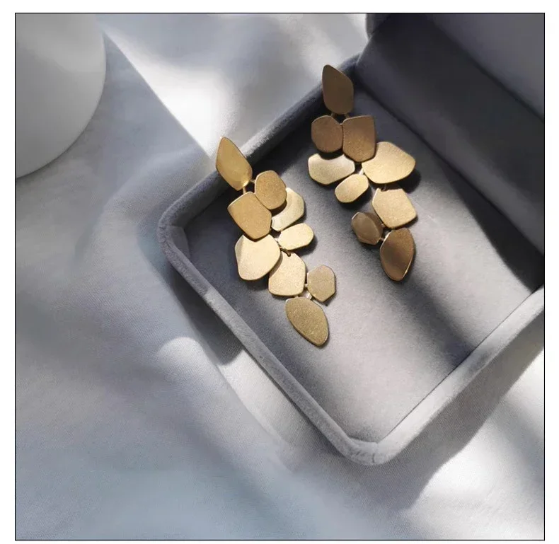 

Премиальные массивные серьги для женщин, легкие, роскошные, в ретро-стиле, европейские и американские серьги-гвоздики, популярные, стильные.