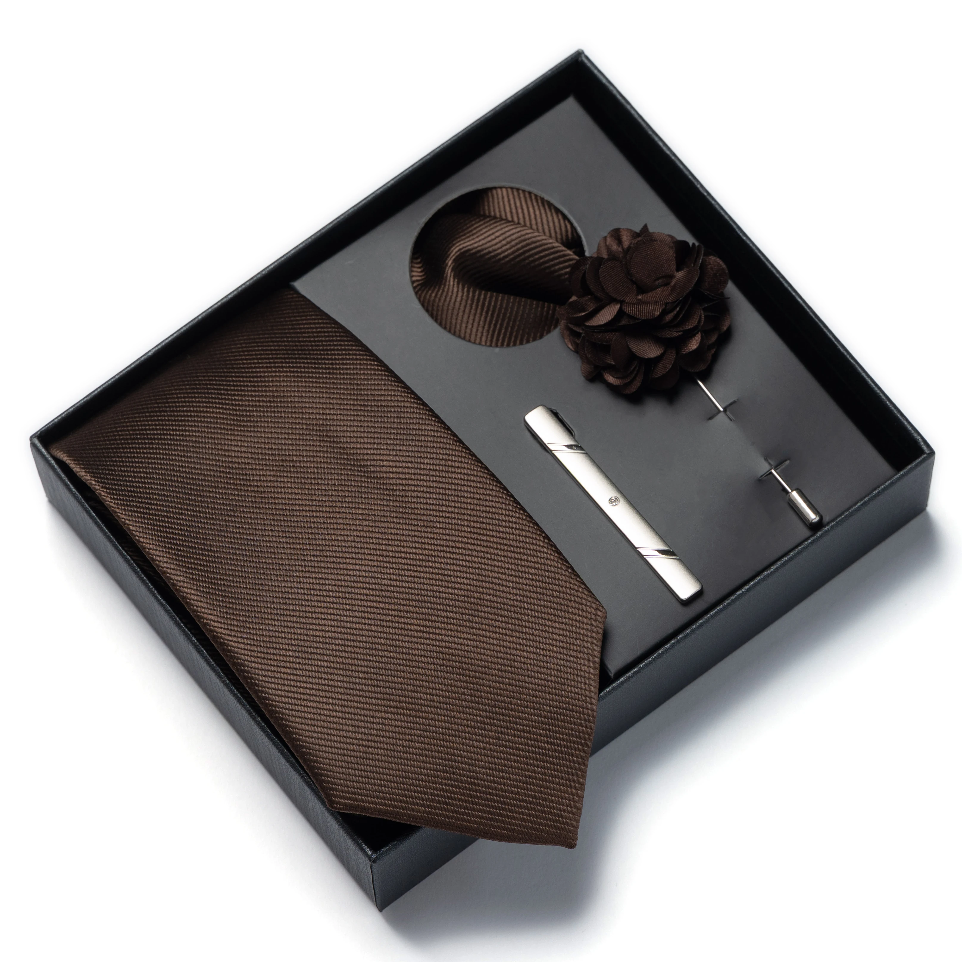 Dieses 4-teilige Herren-Krawattengeschenkset in einfarbiger Ausführung enthält eine Brosche, ein Korsagenblumen-Set und ein Taschentuch. Es ist ein perfektes Geschenk zum Valentinstag. – Detail 4