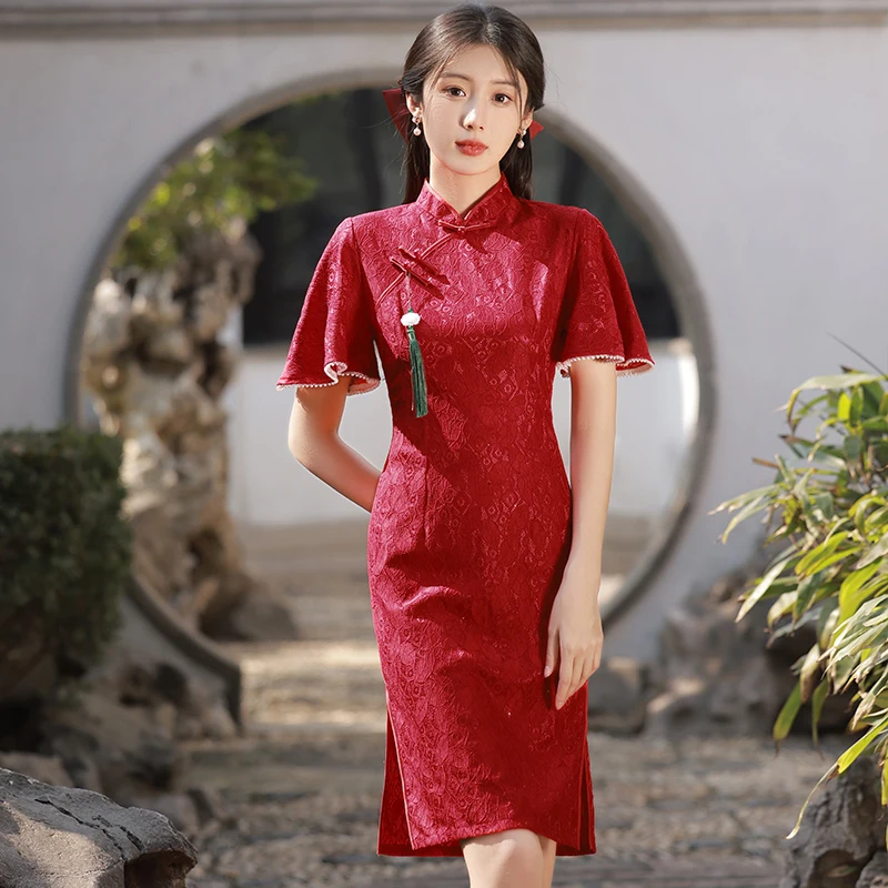 

Красное традиционное китайское платье для молодых женщин с цветочным узором и низким разрезом, повседневное, подходит для работы на ресепшене