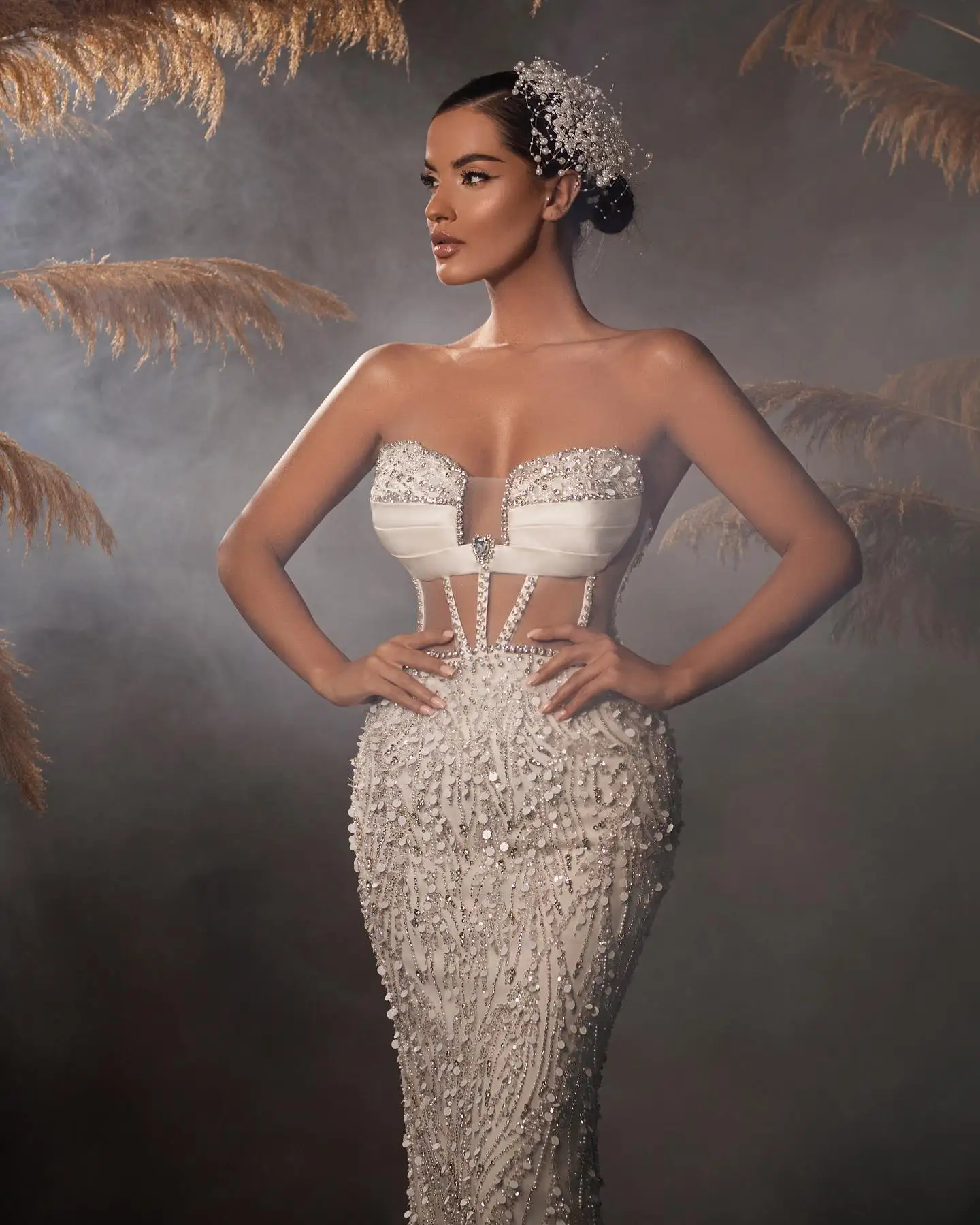 Vestido de novia con cuentas de sirena de cristal único, vestidos de novia deshuesados expuestos, vestidos de novia hechos a medida con sobrefalda