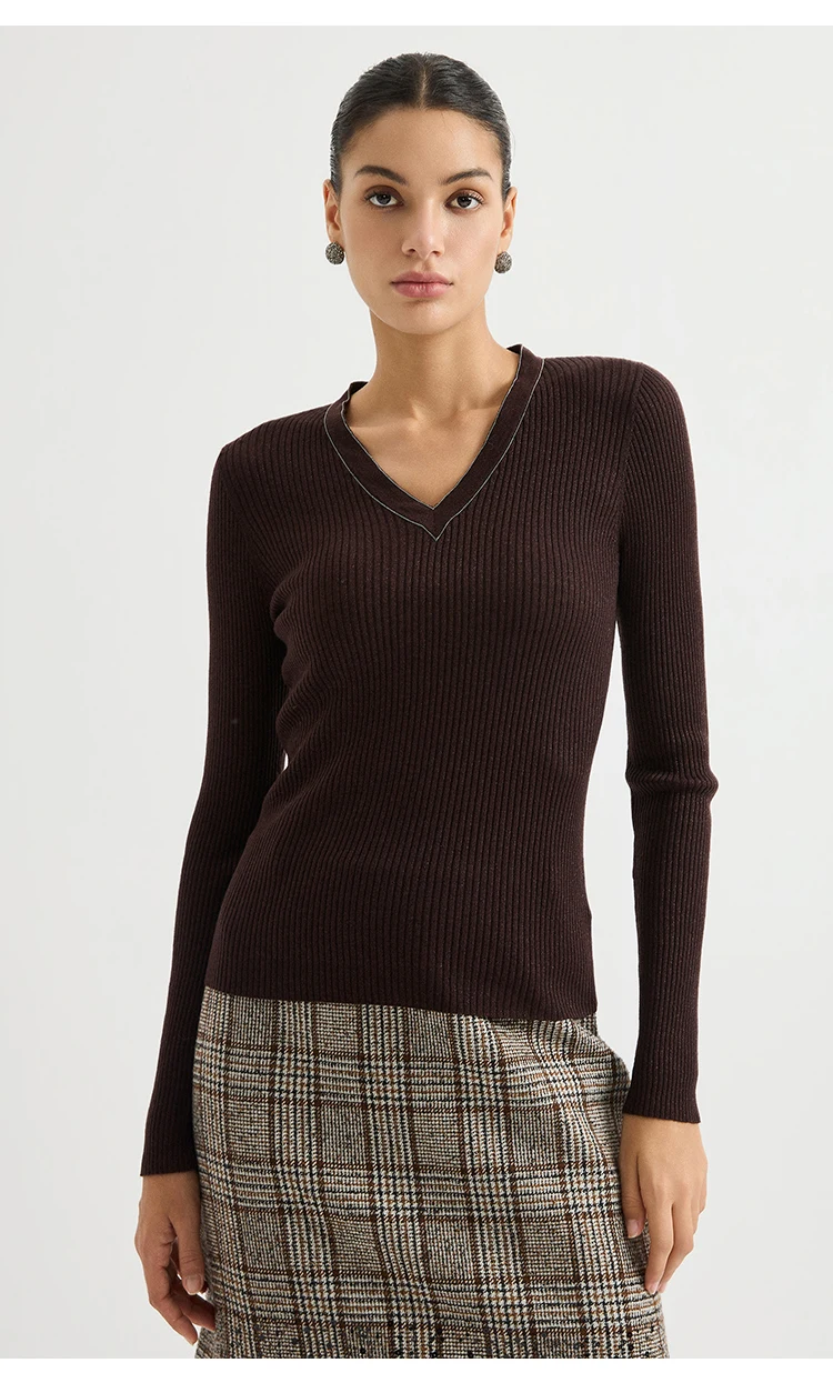 BY3621711 Damen-Pullover mit tiefem V-Ausschnitt, Lurex-Rippstrick-Wollmischung, langen Ärmeln, V-Ausschnitt, Kettenverzierung, schlanke Passform, dezenter Luxus für den frühen Herbst – Detail 13