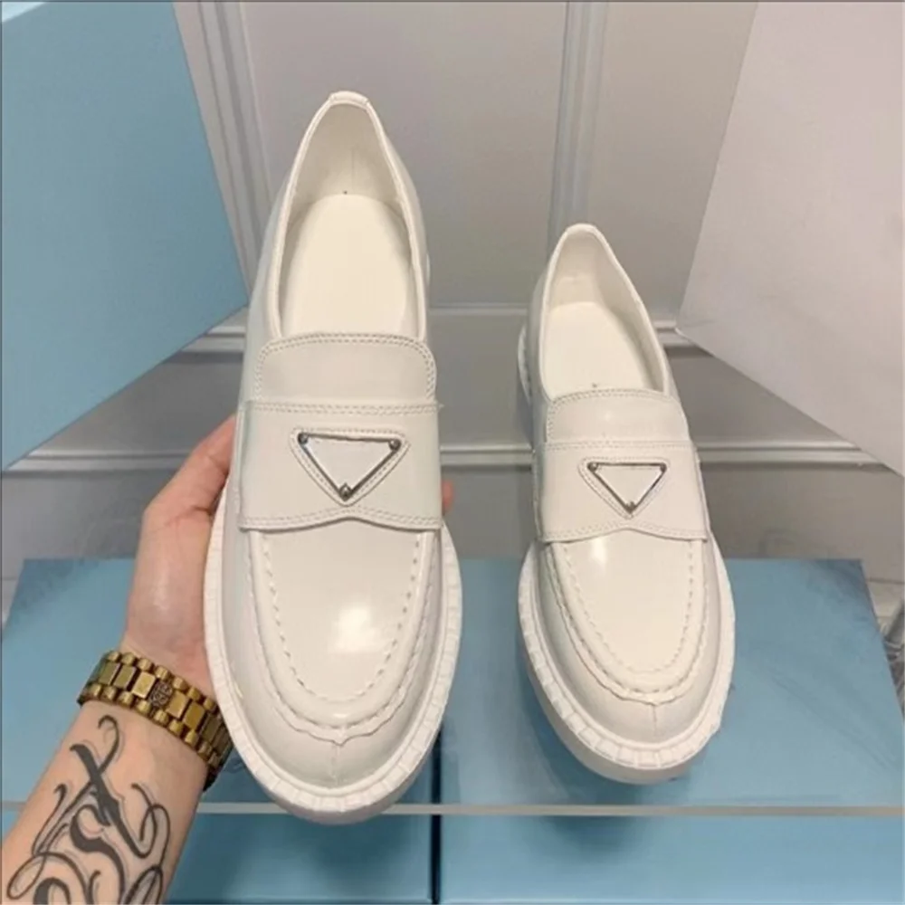 New wholesale triangle logo British style retro small leather shoes for women, thick soled loafers with thick heels