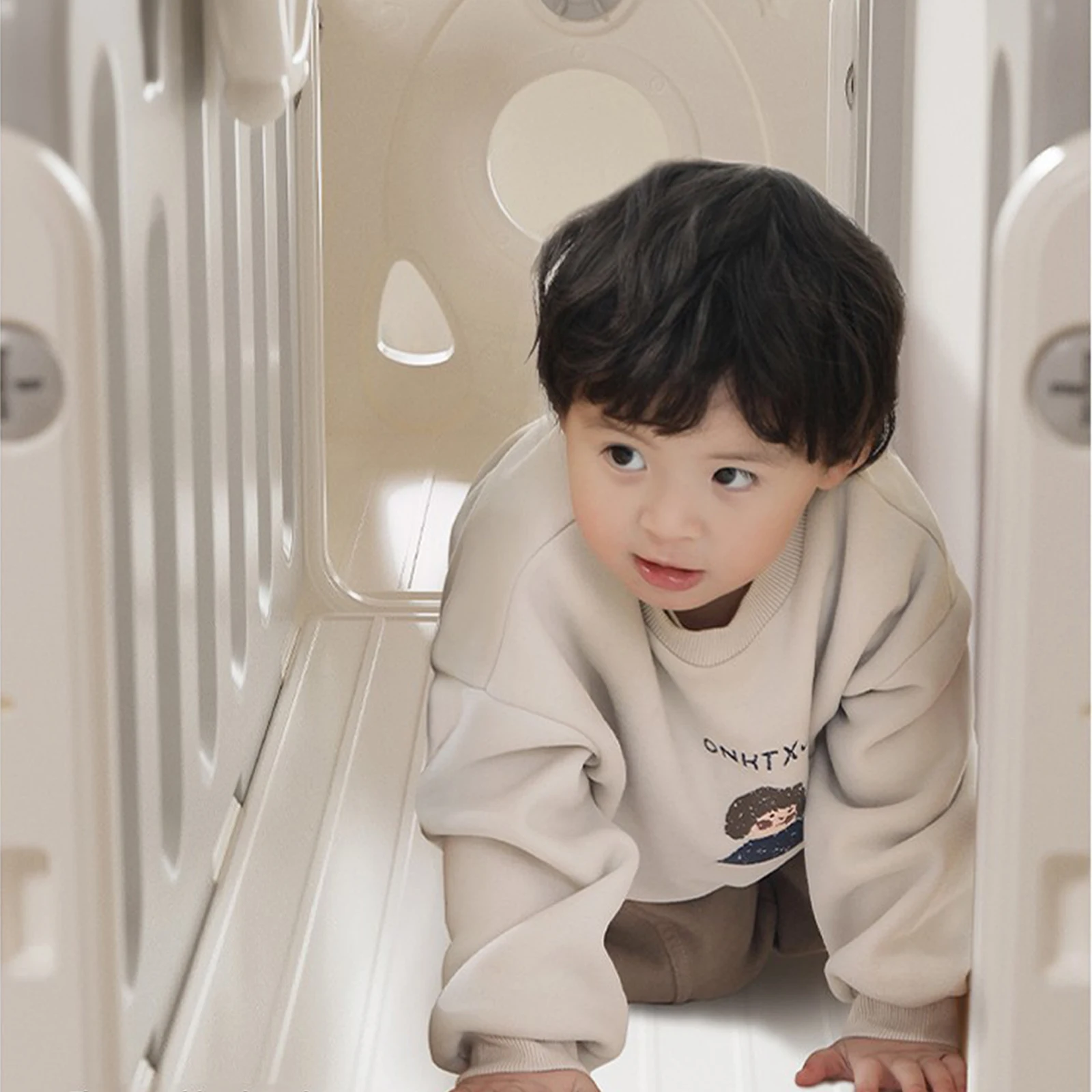 Babyrutsche Kleinkind Rutschfeste Sicherheitsgeländer Innenbereich Wohnzimmer Spielzeug für 1-3 Jahre Alte, Kinderrutsche mit Schaukel und Basketballkorb