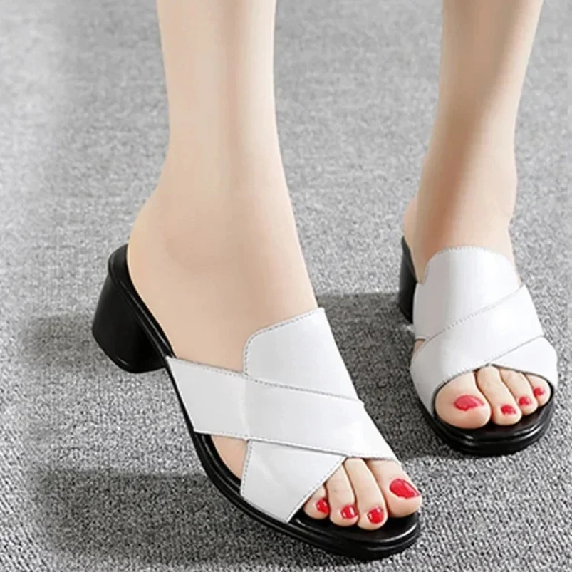 

Женская летняя элегантная женская обувь на высоком каблуке 2021, женские тапочки с закрытым носком, повседневные модные шлепанцы для мамы