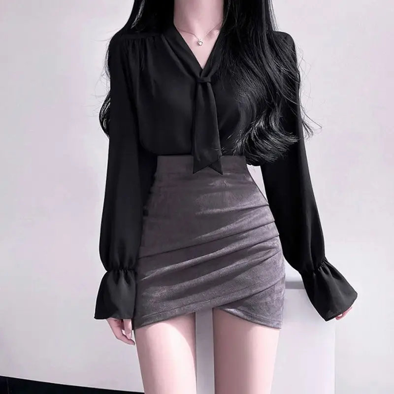 エレガントな白長袖女性のシャツ 2023 新ファッションカジュアルスタイル黒ネクタイネックラインポリエステル繊維ルーズフィットシャツ