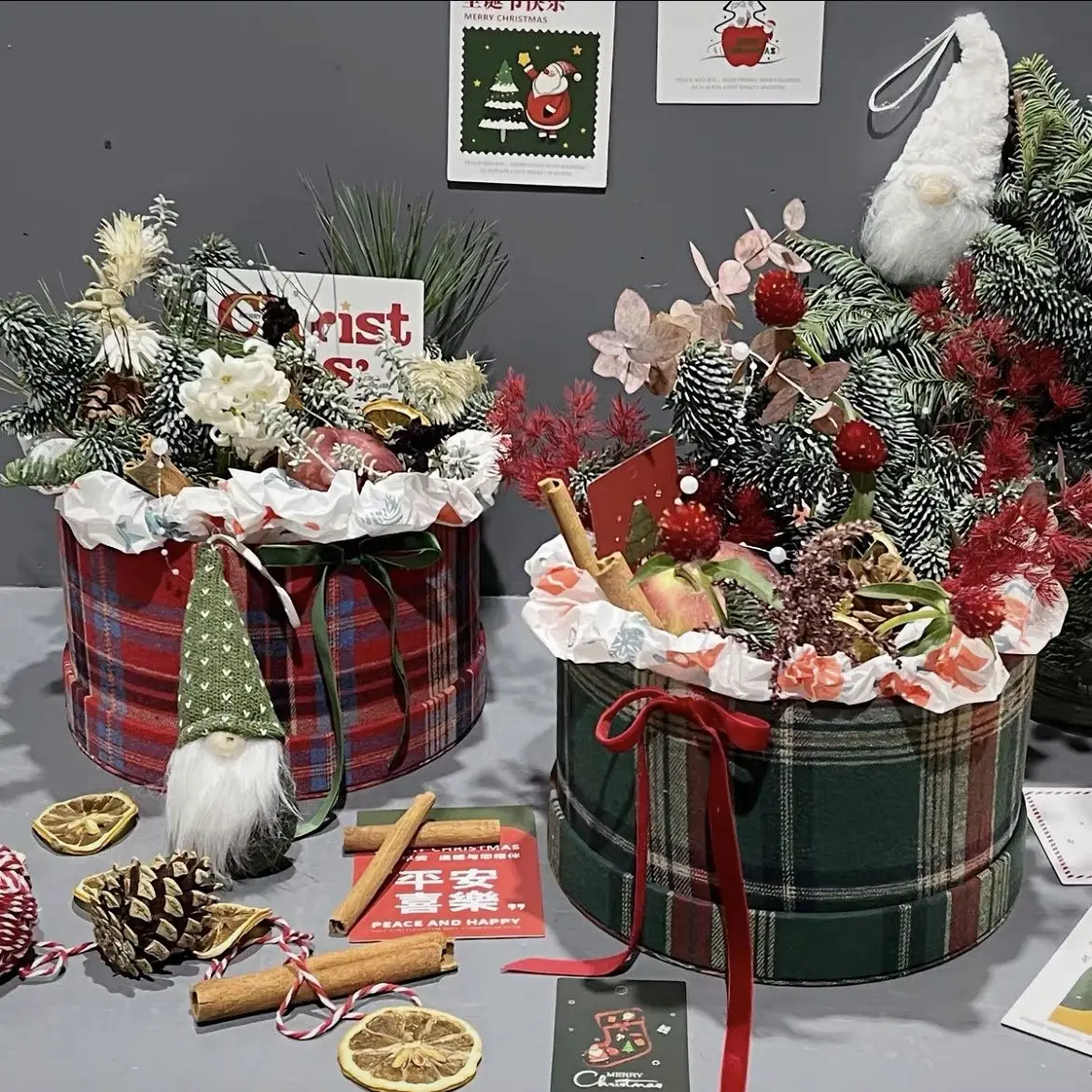 

Christmas Gift Packaging Box English Plaid Velvet Apple Box Christmas Eve Souvenir Round Hugging Bucket Flower Shop Materials