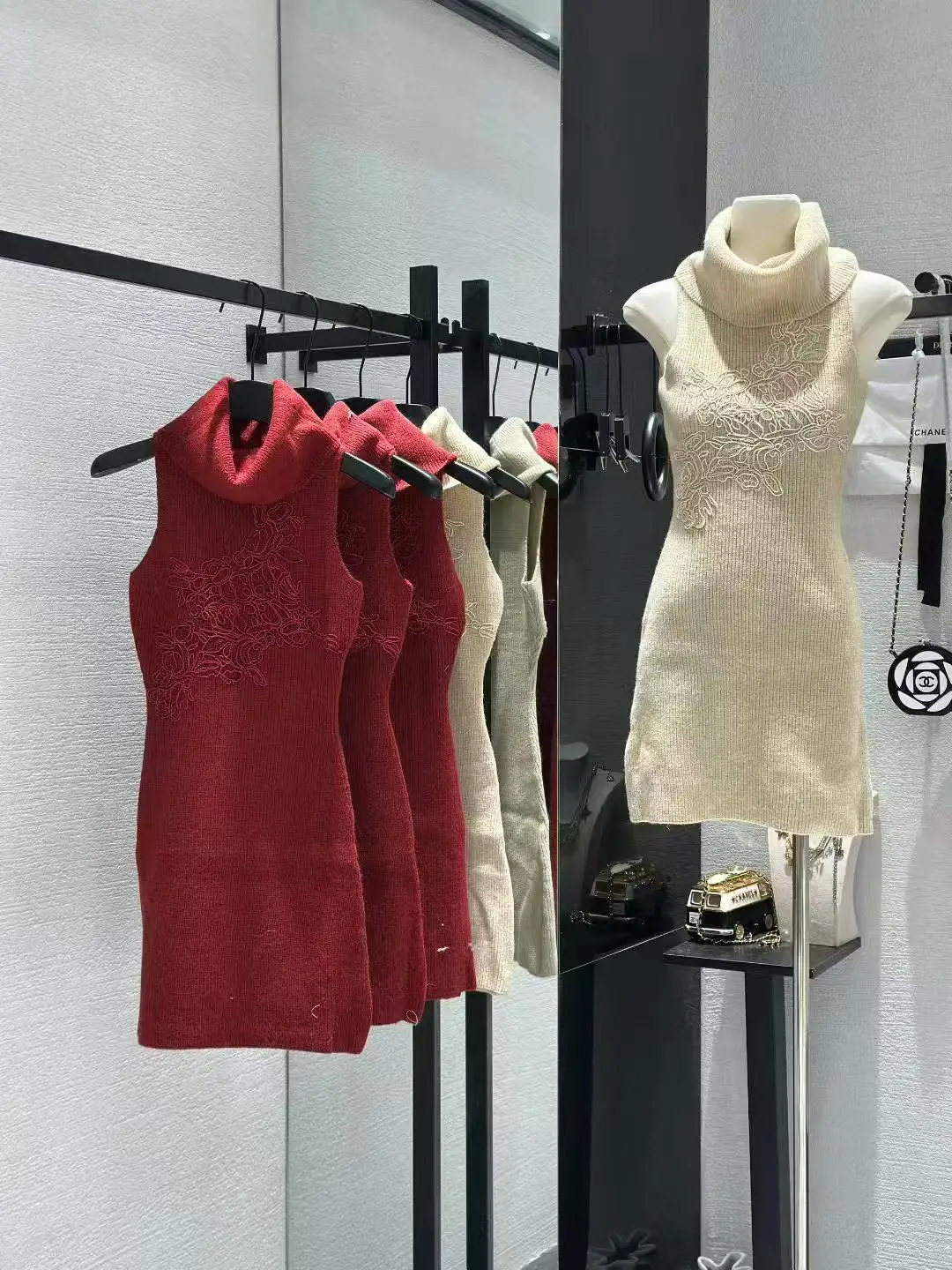 

Spicy Girl High Collar Sleeveless Knitted Dress Women's Fashion Slim Fit Short Skirt Autumn Spring New Embroidery Dress F521