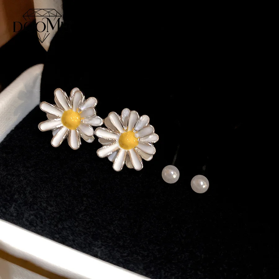 DOO MEI Cute Daisy Flower Stud Earrings for Women Yellow Floral Imitation Pearl Ear Studs Ladies Fashion Daily Party Ear Jewelry