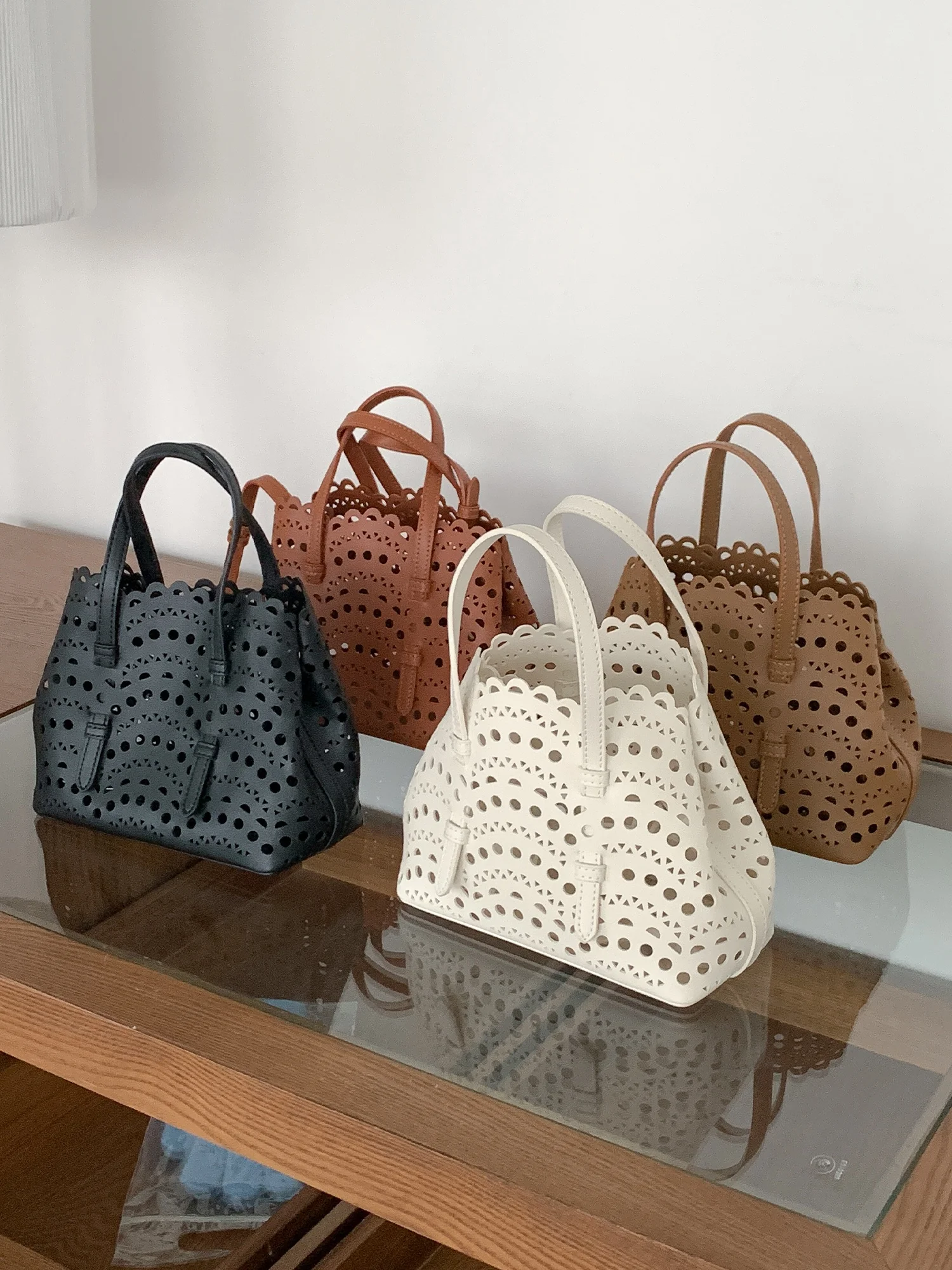 

EMORRIN Корейская сумка-корзина с резным ажурным дизайном, женская модная сумка через плечо из мягкой искусственной кожи для повседневного использования