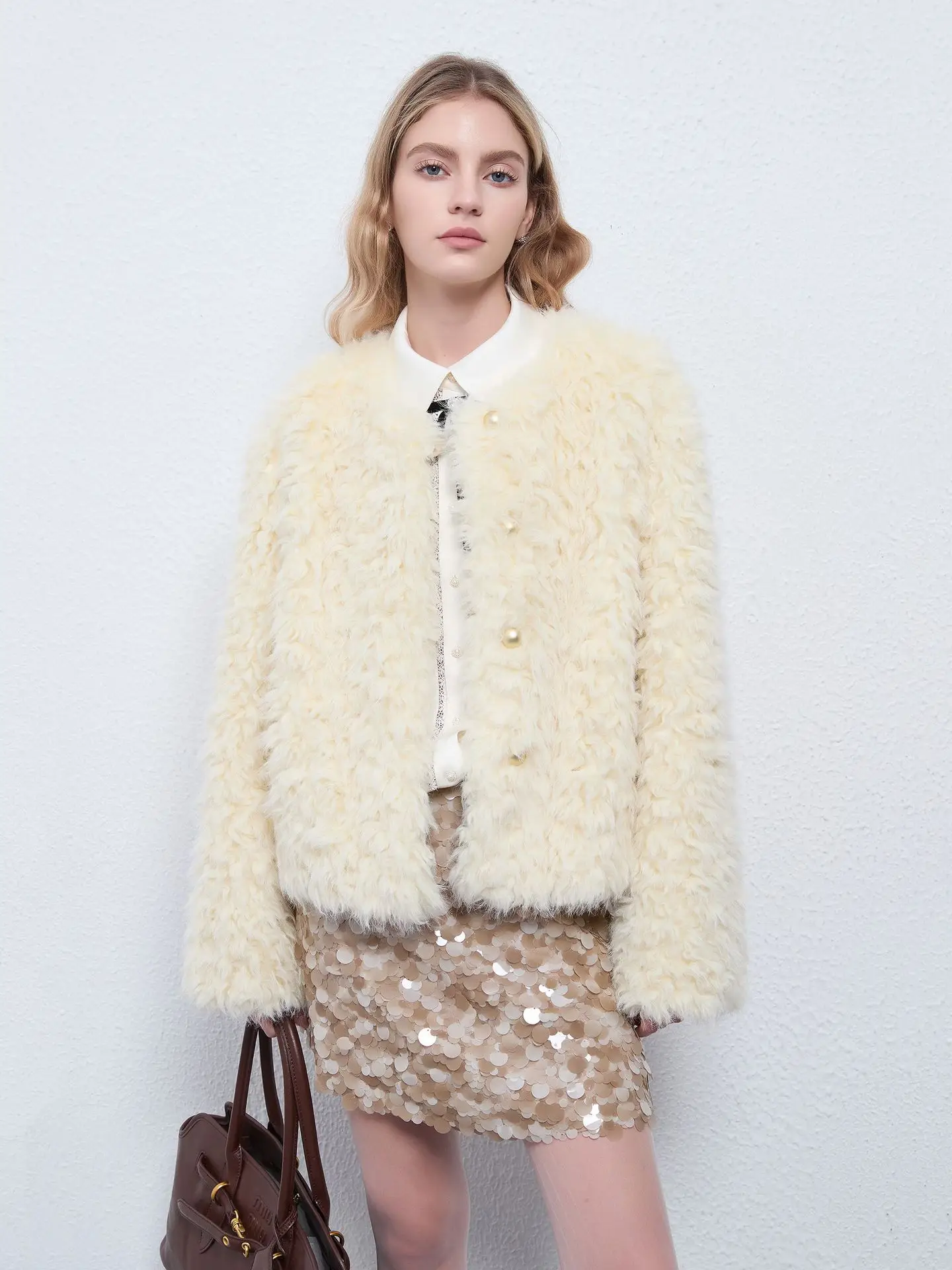 A young, eco-friendly, furry fur coat made of lambskin for women, a new style for autumn and winter