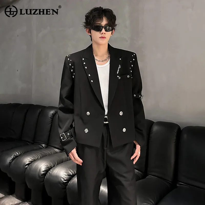 

LUZHEN 2025 осенний новый модный двубортный металлический пиджак с заклепками, короткая куртка, мужское элегантное темпераментное однотонное пальто JY4564