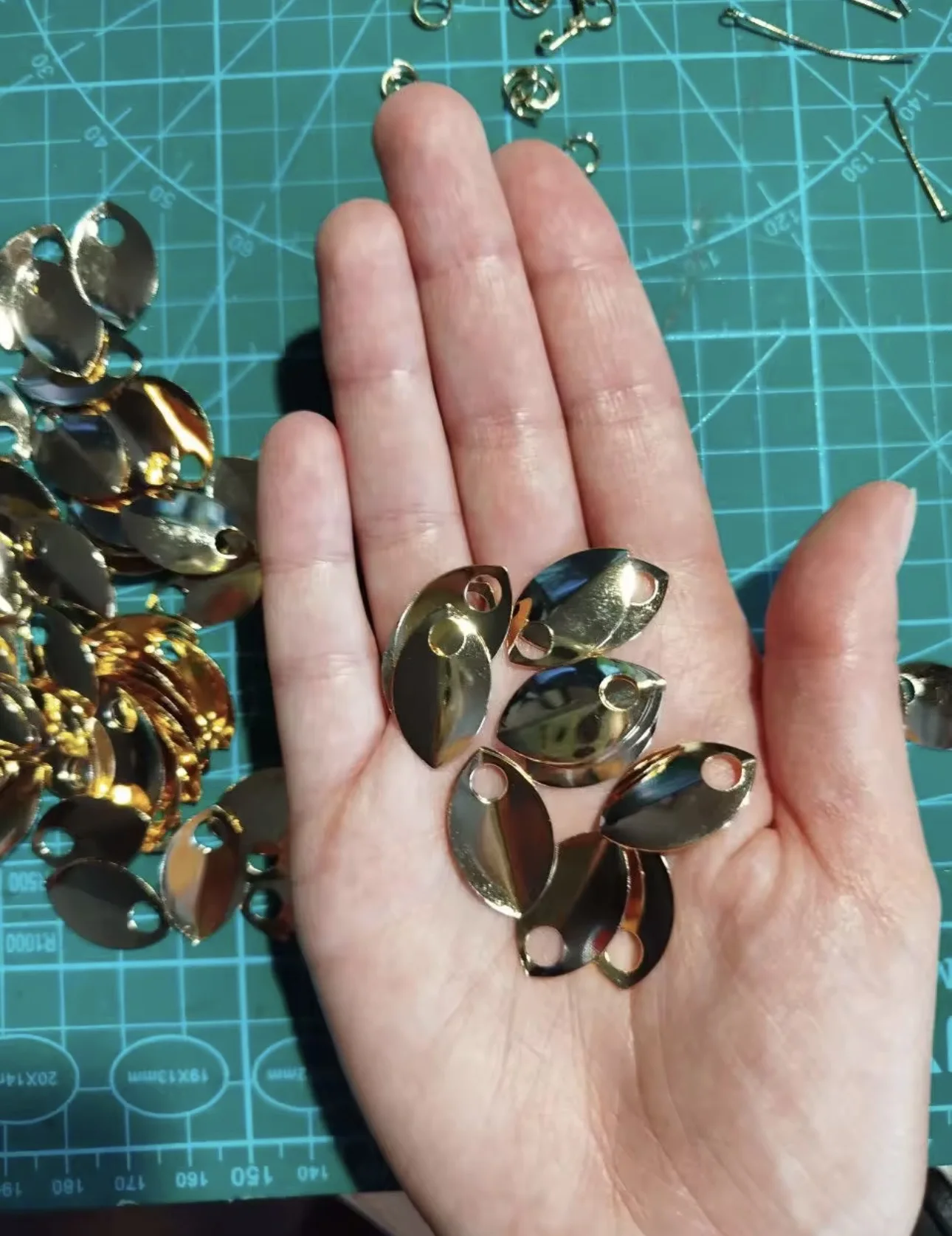 Novo estilo de escamas de peixe peças joias descobertas e componentes 100 peças balanças prata ouro cores