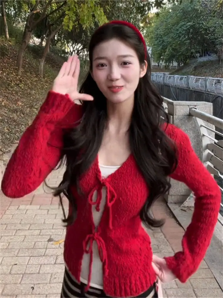 

Модный корейский женский комплект: красный кардиган с V-образным вырезом и поясом, прямые брюки с высокой талией и внутренними бретелями. Новинка весны.