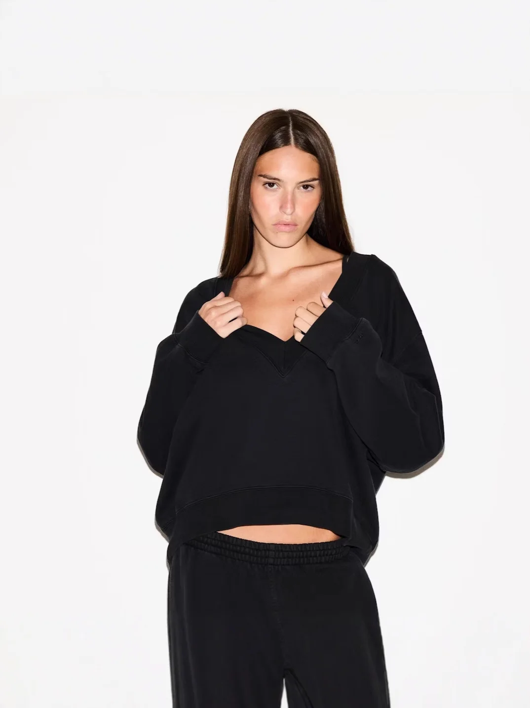 

Женская свободная толстовка с длинным рукавом и V-образным вырезом, однотонная, повседневная, модная, осенне-зимняя, утягивающая фигуру футболка