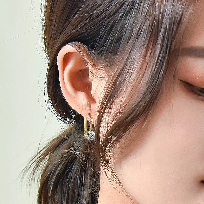 Nuovissimi orecchini con gancio per l'orecchio a quattro punte tempestati di diamanti in oro dal design di nicchia per donne alla moda e creative