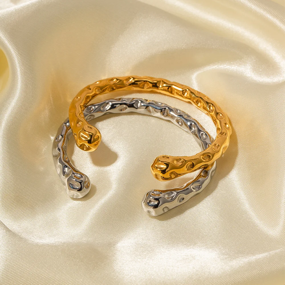 

Concave and concave textured wrist accessories, gold-plated stainless steel bracelets, niche design-sensing fashion accessories.