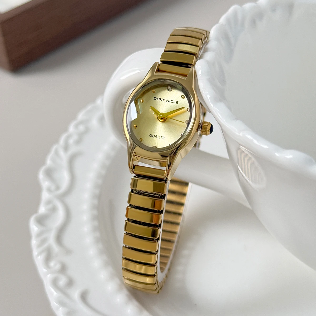 موضة مطاطا حزام كوارتز ساعة ذهبية صغيرة البيضاوي ساعات بعقارب للنساء السيدات تمتد الإسورة فستان ساعة اليد Reloj Mujer