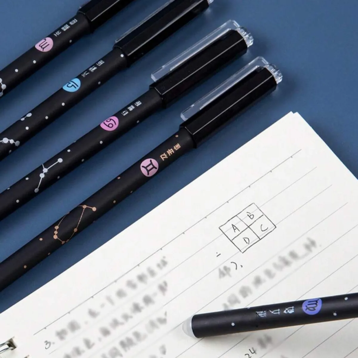 Penne neutre cancellabili da 12 pezzi, disegni zodiacali, inchiostro blu, punta da 0,5 mm, ideali per l'apprendimento scolastico in ufficio