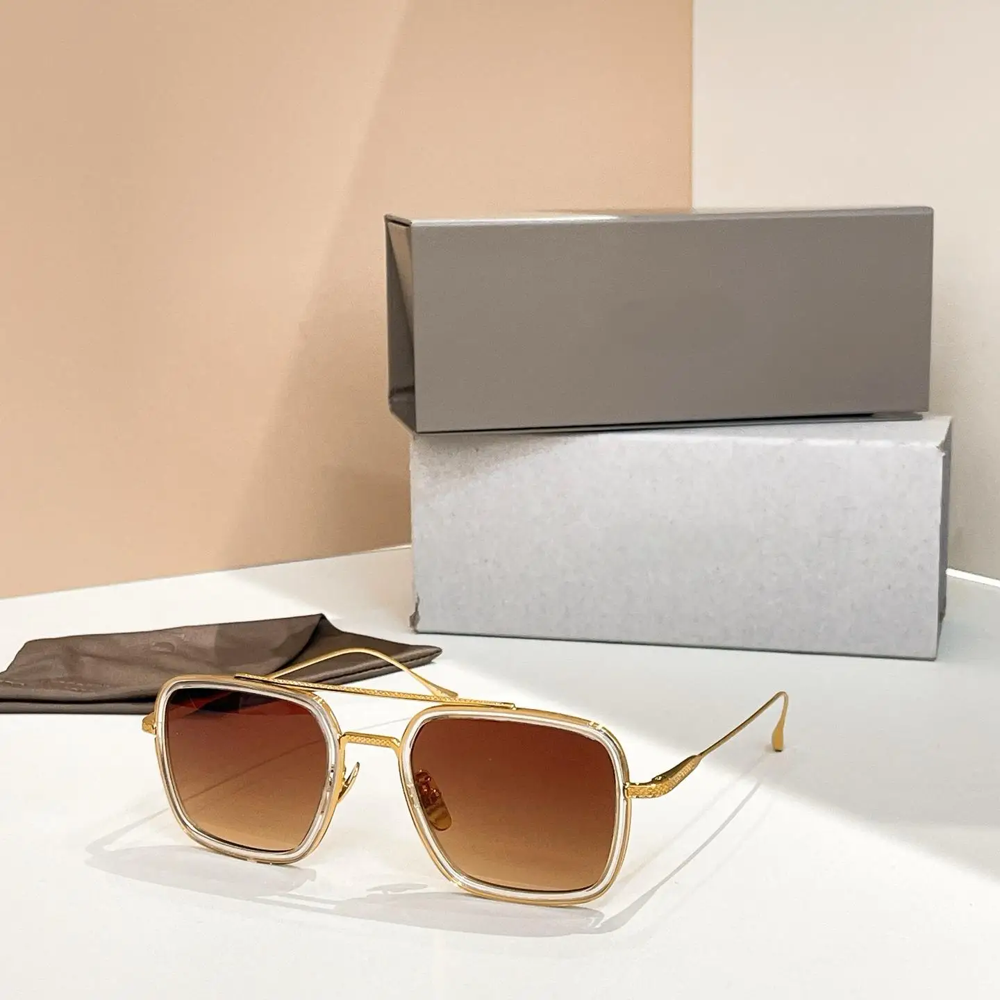 

High-quality Fashion Eyewear, Premium Sunglasses/mountain Glasses/aviator Glasses—a Versatile Accessory for Men and Women.