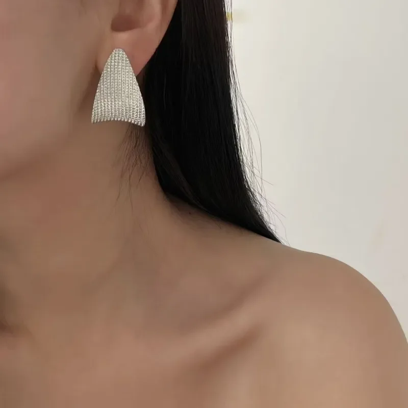 European and American temperament triangular stud earrings, high-end party light luxury earrings, shining silver chain water