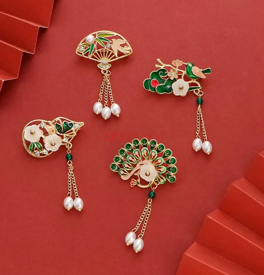 Spilla a ventaglio di pavone in stile cinese, cheongsam con nappa retrò, spilla con fibbia antiriflesso Hanfu, fiore sul petto accessorio