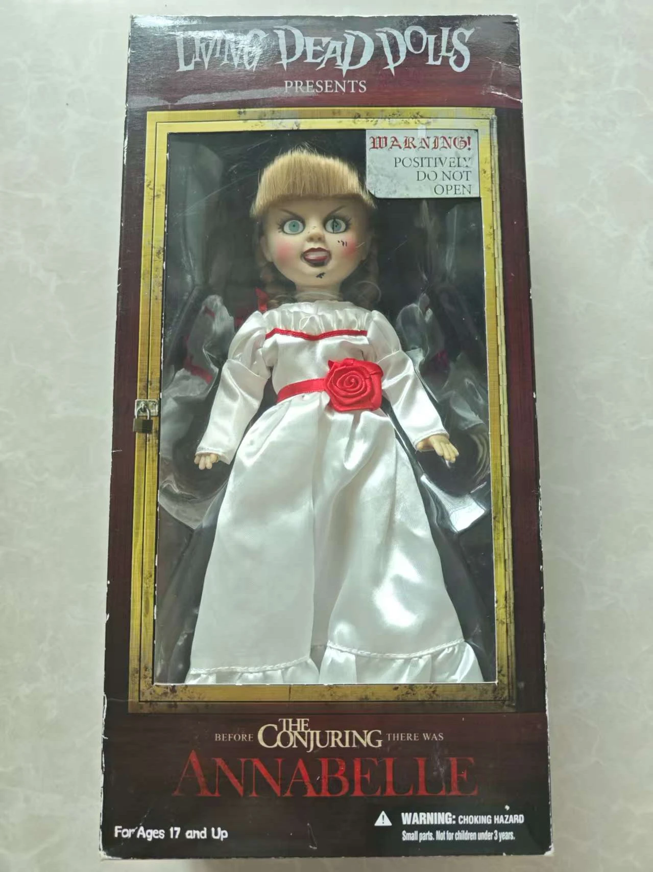 

Mezco Living Dead Dolls present Annabelle 25cm The Conjuring L'Evocazione action figure 2014 Toyz The box is slightly worn.