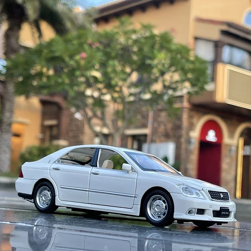 

1:32 Toyota Crown Classic Car Alloy Car Model Diecasts & Toy Metal Car Model Simulation Sound and Light Collection Toy Gift
