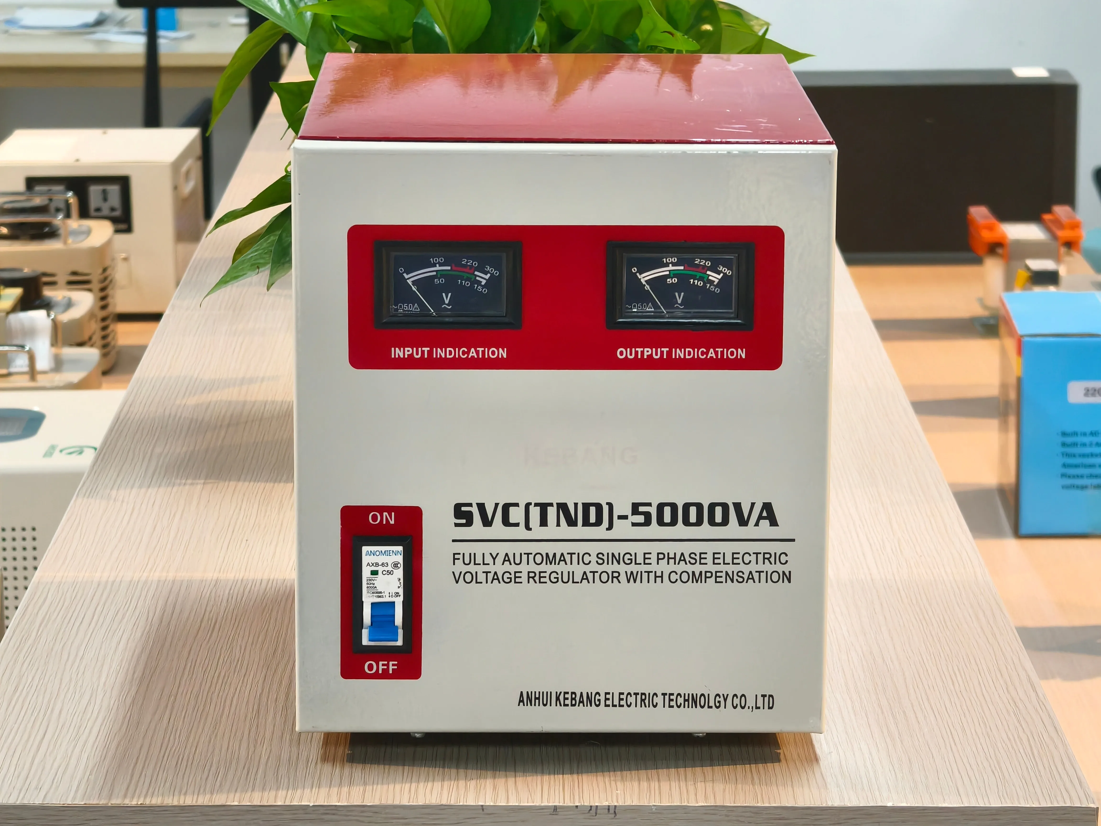 مرحلة واحدة 120 فولت 220 فولت 230 فولت Svc 5kva 10 Kw 10kva 15kva 20kva محرك سيرفو نحاسي منظم جهد كهربائي أوتوماتيكي مثبت