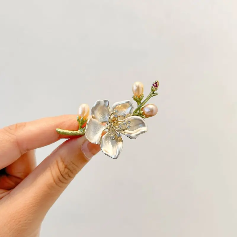 Luxury woman brooches Gardenia Brooch Women brooches for clothing wholesale pins