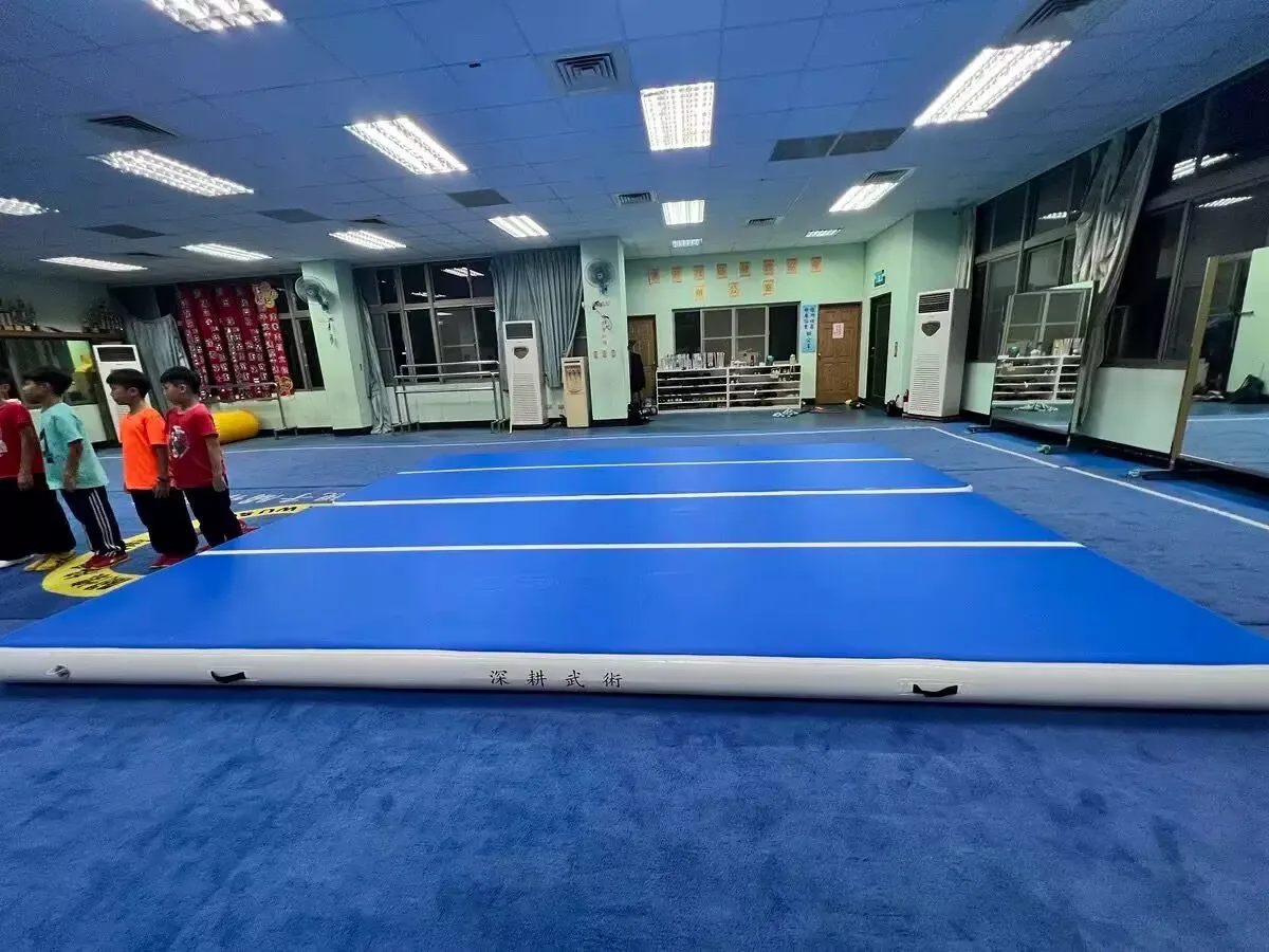 HIBADOU Gymnastics Air Mat Tumble Track Tumbling Mat Inflatable Floor Mats 7x4x0.2m Inflatable Air Track with Air Pump