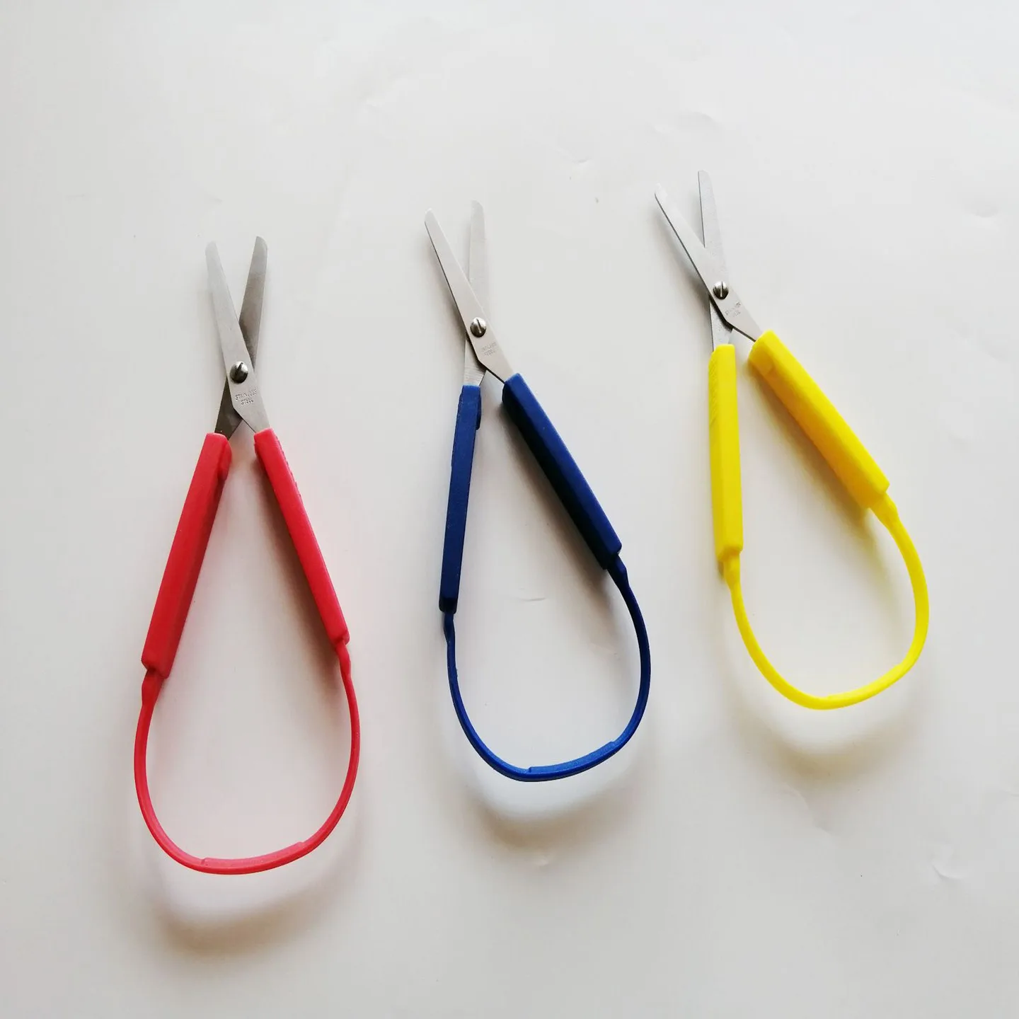 Loop กรรไกรสำหรับเด็กวัยรุ่นผู้ใหญ่ที่มีสีสัน Looped, Mini Easy Grip Scissor Adaptive ออกแบบตัดสำหรับมือเล็กๆ8นิ้ว