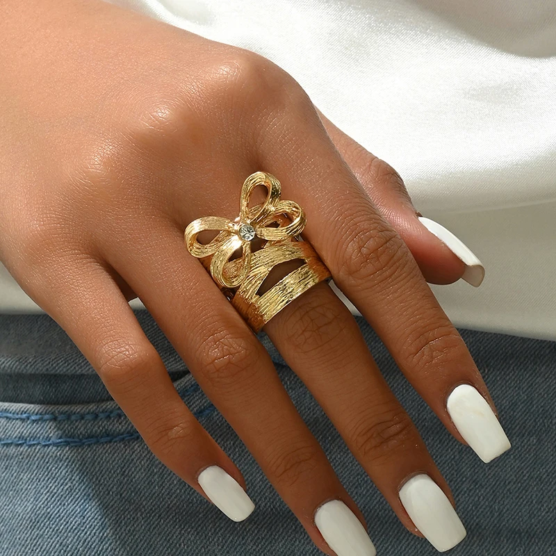 Anillos para fotos de uñas, textura de lujo ahuecada, imagen de manicura con lazo, diseño de uñas postizas, muestra de manicura, exhibición de fotografía