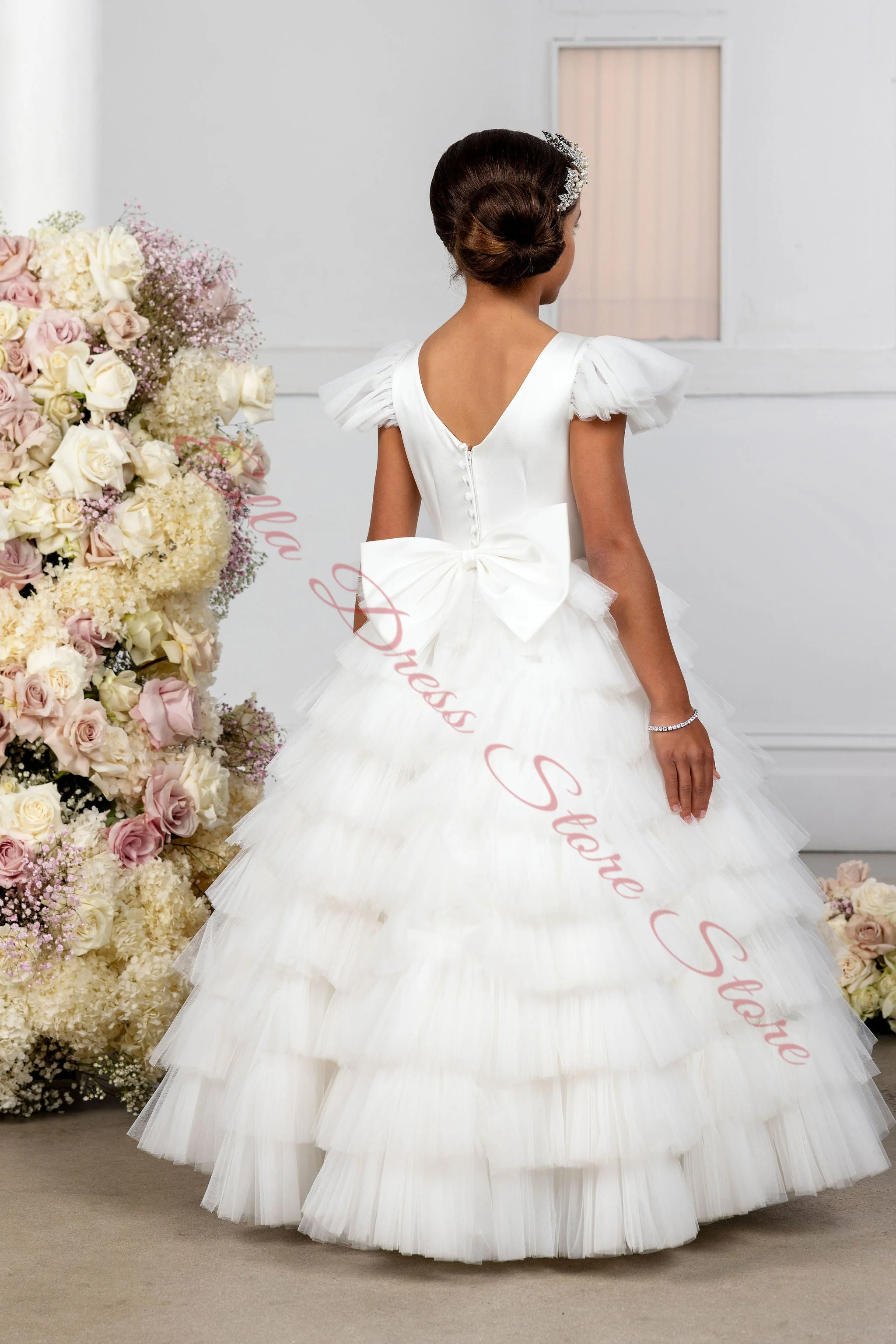 Maßgeschneidertes weißes Blumenmädchenkleid für Hochzeit, Schleife, V-Rücken, gestuftes V-Rücken-Kleid mit Hutärmeln, Geburtstagsfeier, Kommunionkleid, Großhandel – Detail 5