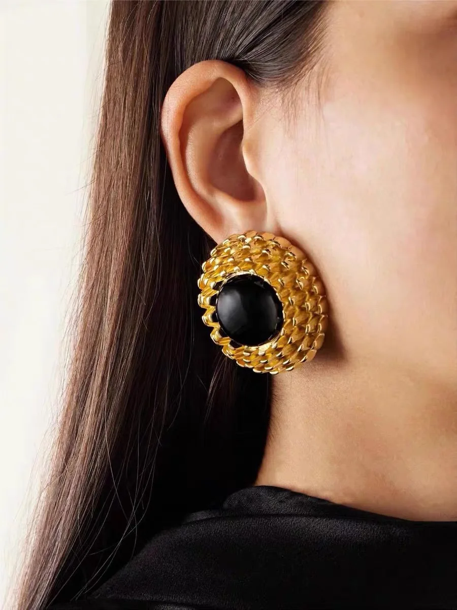 

European and American retro simple geometric metal diamond earrings ear buckles light luxury niche high-end earrings temperament