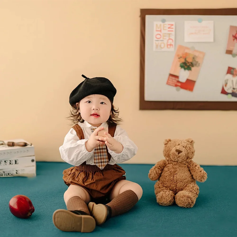 

Costumes for 3 Months Baby Girls Cool Maillard Style Outfits Beret Tops Overalls Socks Set Studio Children Photography Clothes