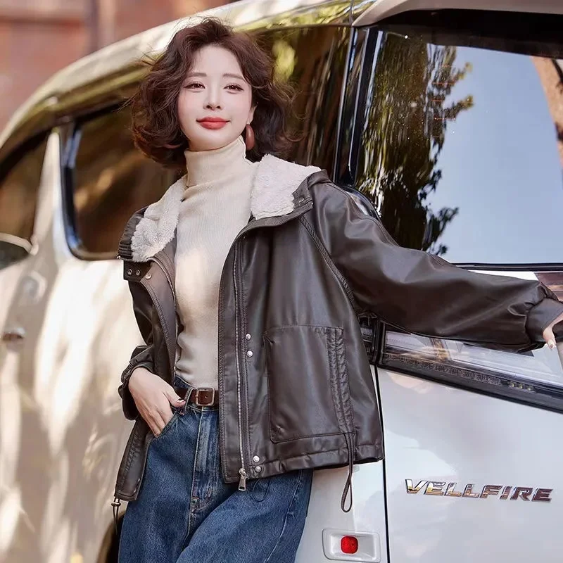 Abrigo coreano de piel sintética de retales para mujer, chaqueta de cuero PU de terciopelo para otoño e invierno, abrigo con capucha de manga larga para mujer 2025