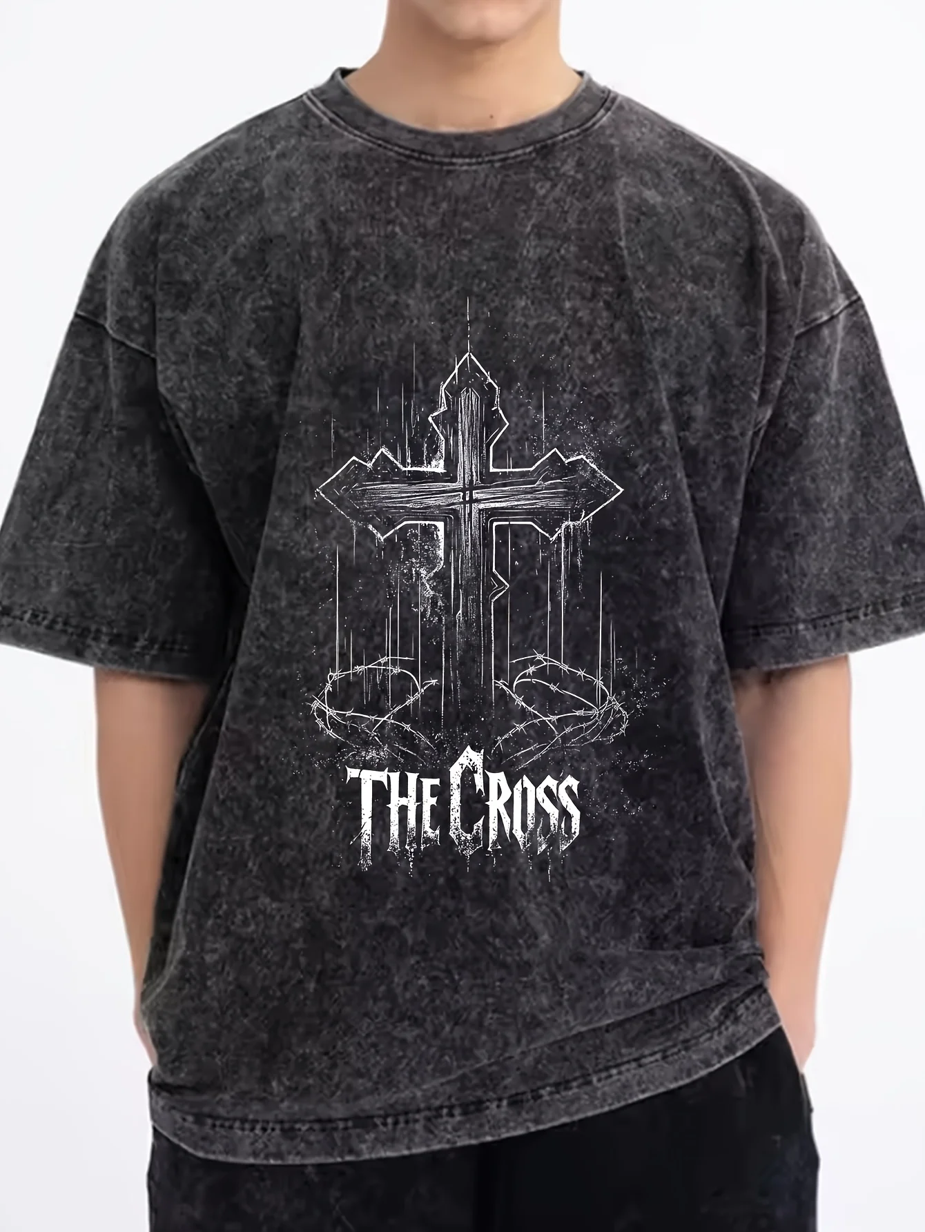 

Мужская винтажная черная хлопковая футболка с принтом креста и шипов — уличный стиль, короткий рукав, круглый вырез, можно стирать в машине