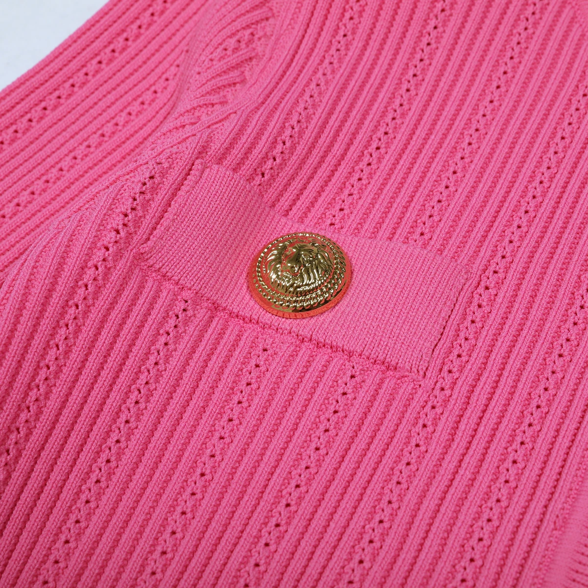 Primavera e verão nova moda viajando socialite feminino malha fivela de metal versátil em torno do pescoço manga comprida cardigan topo