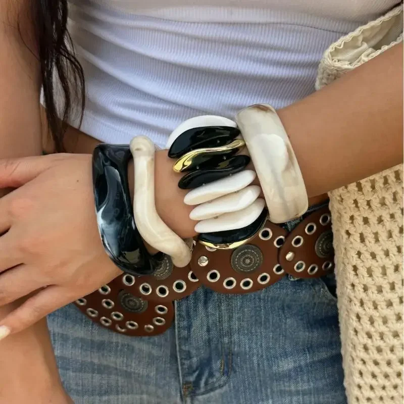 أزياء أسود بيج سميكة الراتنج الاكريليك أساور مرنة هندسية غير النظامية واسعة الكفة الإسورة أساور للنساء الجمالية ﻿