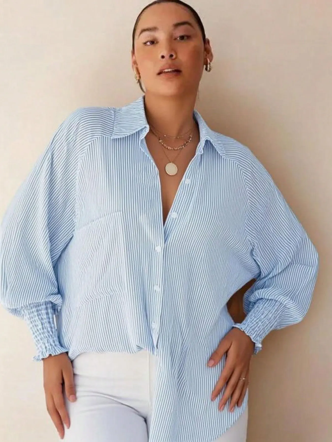 

Рубашка в полоску с принтом спереди, пуговицами спереди, карманами и манжетами, повседневный топ, подходит для повседневного и праздничного ношения, женский стиль