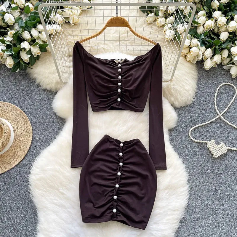 

Женские комплекты с жемчужным дизайном, сексуальный укороченный топ с открытыми плечами + мини-облегающая юбка, 2025 год, американская мода, чувственные гофрированные костюмы