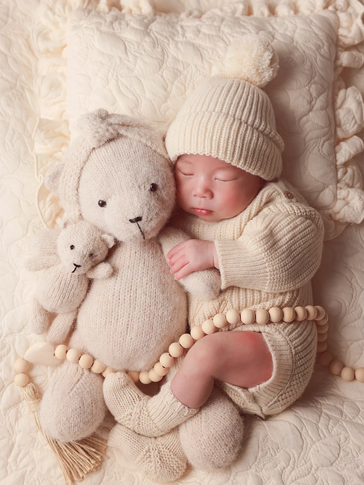 

Newborn Photography Props Kit Knitted Baby Jumpsuit+pompom Cap Cute Teddy Bear Doll with Headband Lace Pillow Studio Photo Props