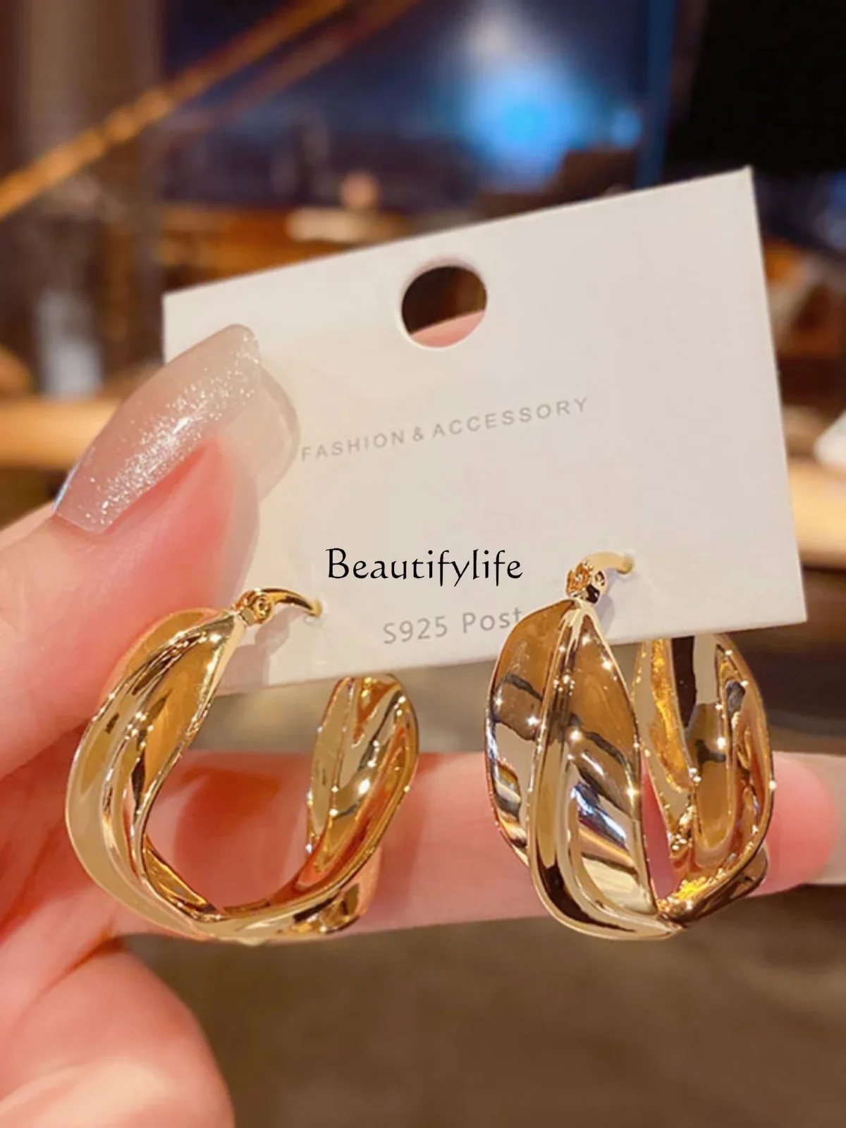 

High-end light luxury metal cold wind earrings women's simple temperament ear buckle earrings