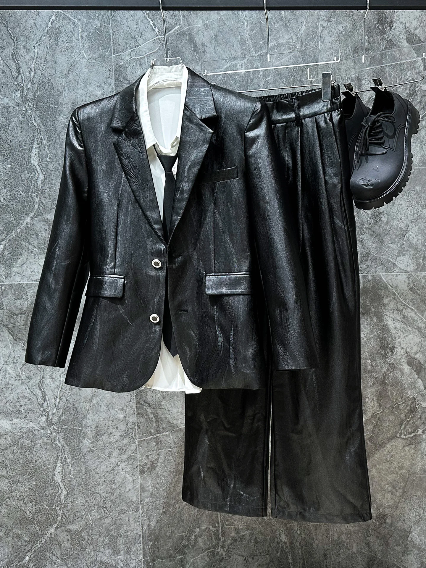 

Модный молодежный кожаный костюм-двойка: простой дизайн, повседневный стиль, осенняя коллекция, с отложным воротником, на одной пуговице, однотонный