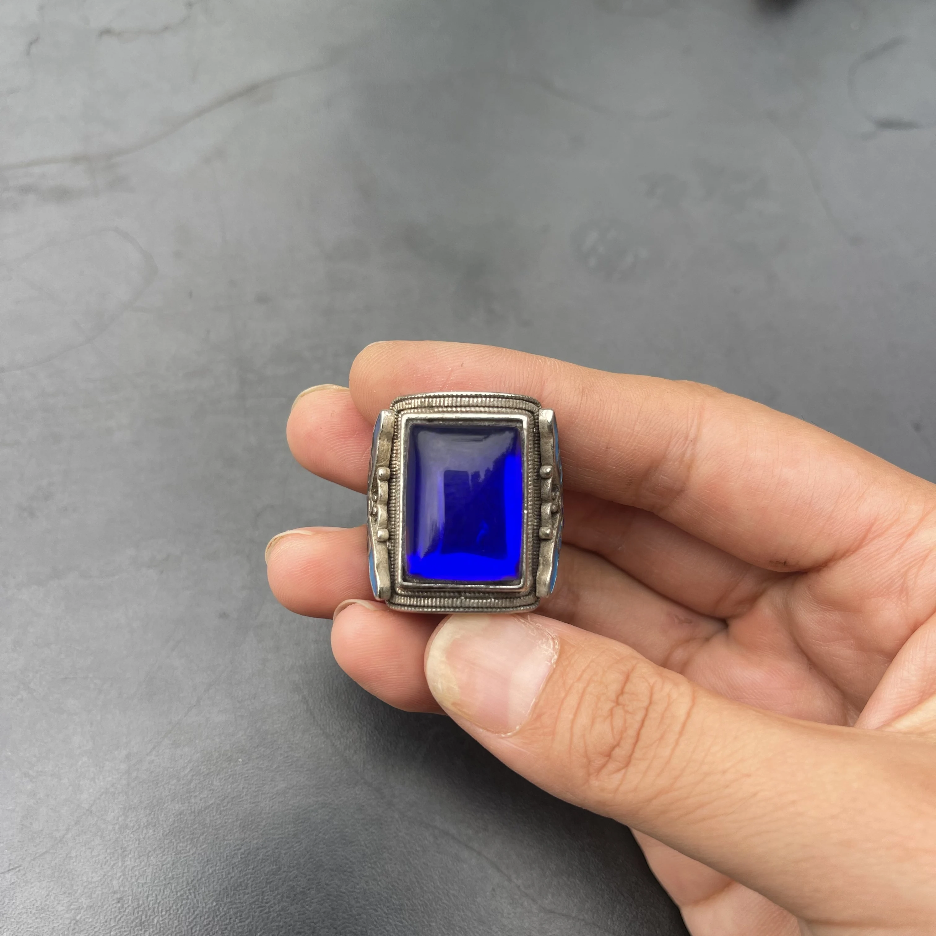 Vintage Ethnic Square Blue Gemstone Statement Ring Antique Silver‑Tone Enamel Inlay Retro Boho Big Stone Cocktail Ring Collectib