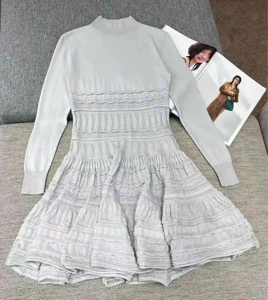 Vestido feminino de malha com gola alta e babados em camadas