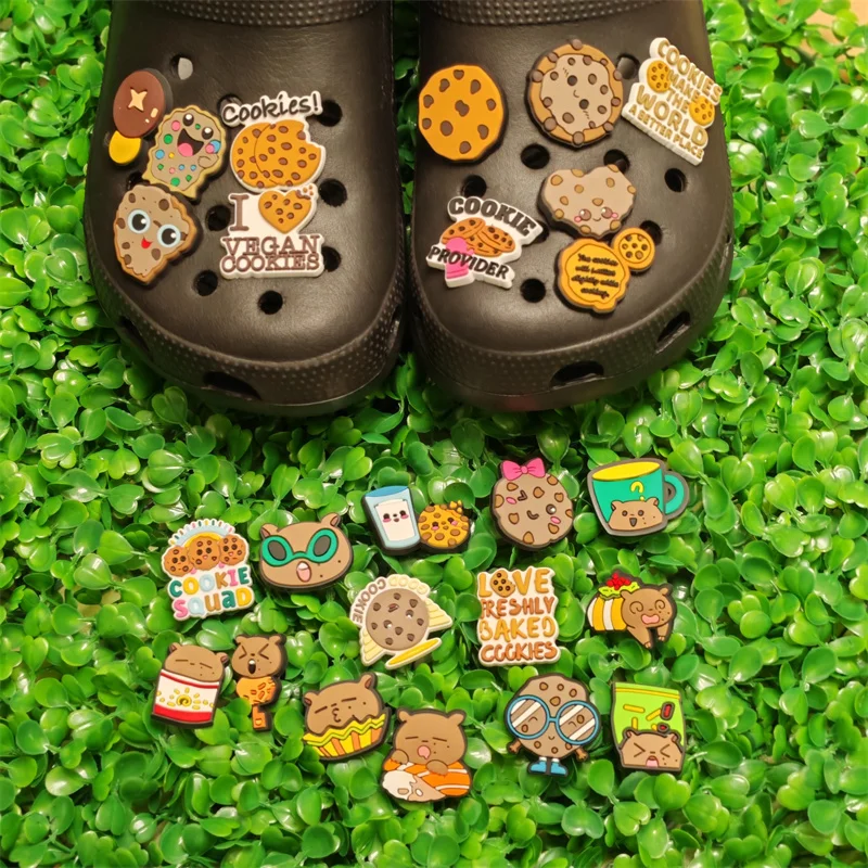 Neuankömmling 1 stücke kawaii Food-Serie vegane Kekse PVC-Schuh Charms für Clogs Pins Gartens chuhe Knopf Dekorationen DIY Rucksack