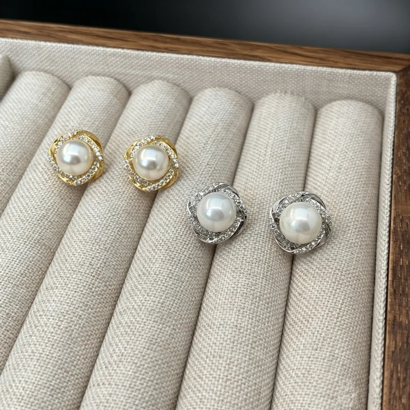 Senlissi – Damen-Ohrstecker aus 925er-Sterlingsilber mit runden Perlen, glitzernder CZ-Twist-Rahmen, eleganter Ohrschmuck für die Braut, für die tägliche Party – Detail 4